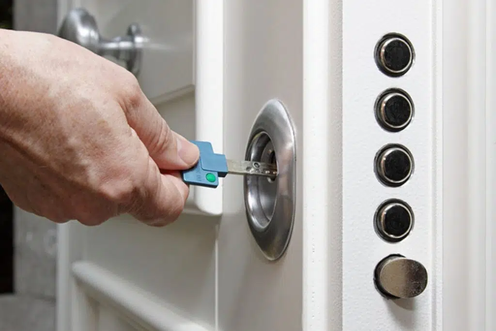 Ouverture d'une porte claquée